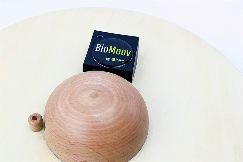 Appareil Biomoov sur un plateau d'équilibre