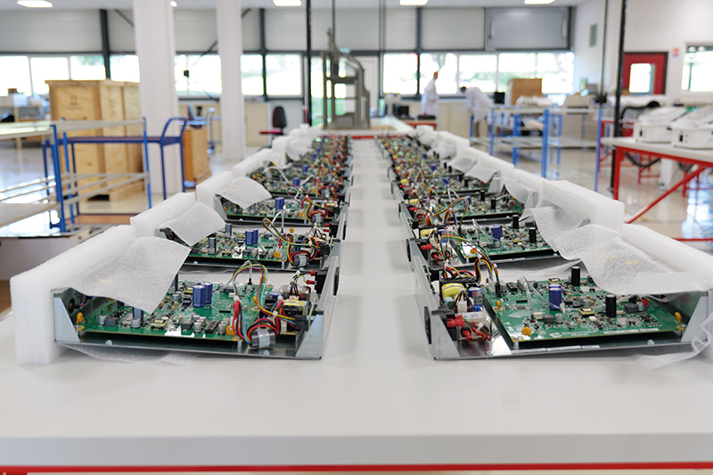cartes électroniques dans l'usine d'électronique du mazet
