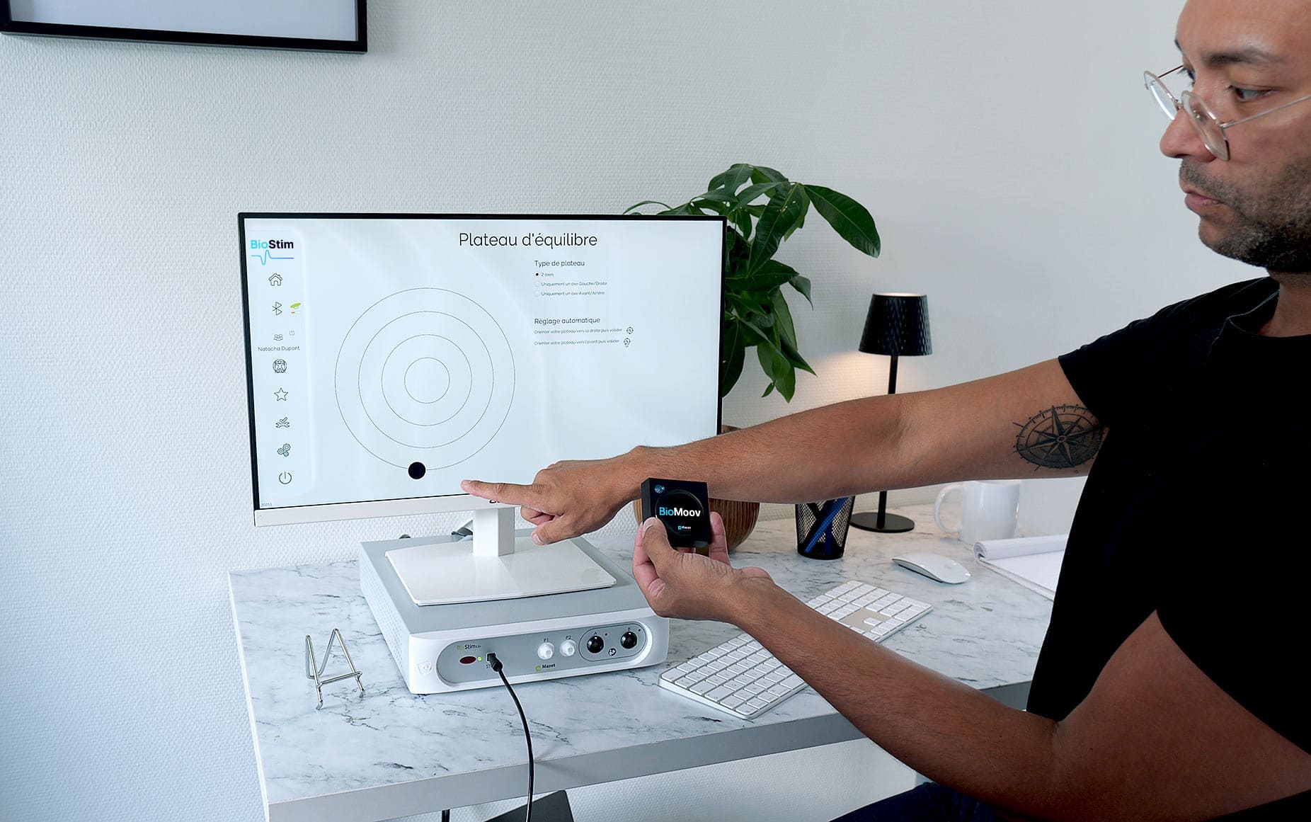 Kinésithérapeute utilisant le BioMoov de Mazet Santé pour analyser la posture et les contractions périnéales d'un patient, avec résultats en temps réel sur écran