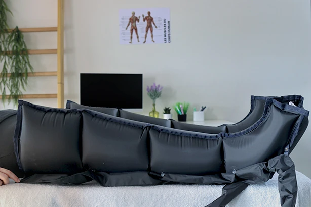 Activ’Press pressotherapy boots inflated on a patient lying down, for optimal leg recovery