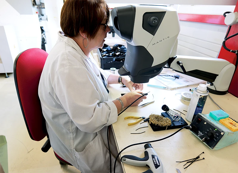 Manufacturing of an electronic board for Mazet Santé devices: precise soldering in a French workshop