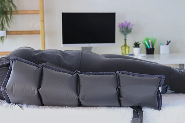 Activ’Press pressotherapy sleeve inflated on a patient, for targeted arm or calf recovery