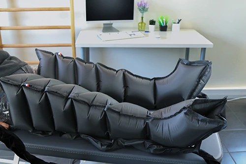 Mazet Santé's iPress pressotherapy leg boots in use on a patient, for lymphatic drainage and leg recovery in a physiotherapy clinic