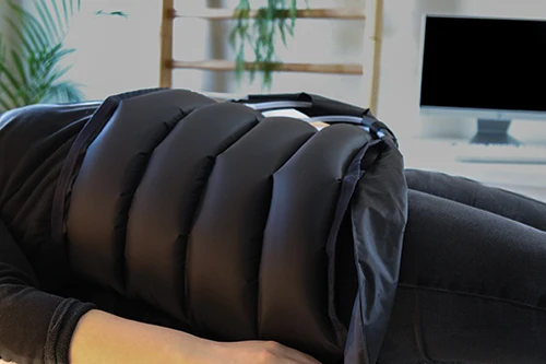 Mazet Santé's iPress pressotherapy abdominal belt in use on a patient, for abdominal drainage and comfort in a physiotherapy clinic