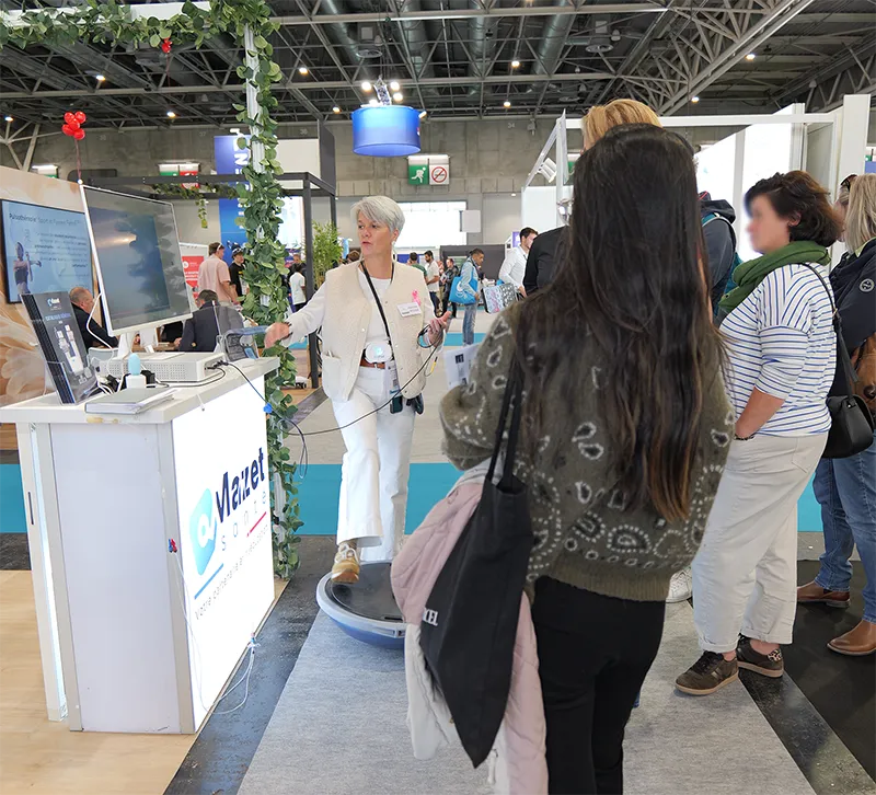 Distributrice de Mazet Santé réalisant une démonstration des produits BioStim et BioPod lors d’un salon professionnel