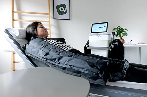 Mazet Santé's iPress pressotherapy arm sleeve in use on a patient, for arm drainage and recovery in a physiotherapy clinic